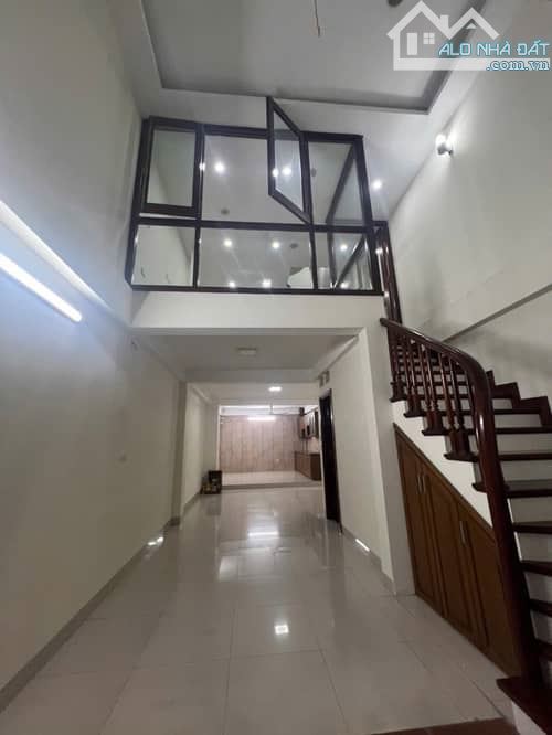 Bán nhà Vũ Xuân Thiều , 4 Tầng , DT 56m2 , MT 4.2m , Giá 10.9 tỷ , Gara Ô tô - Nhà Dân xây - 2