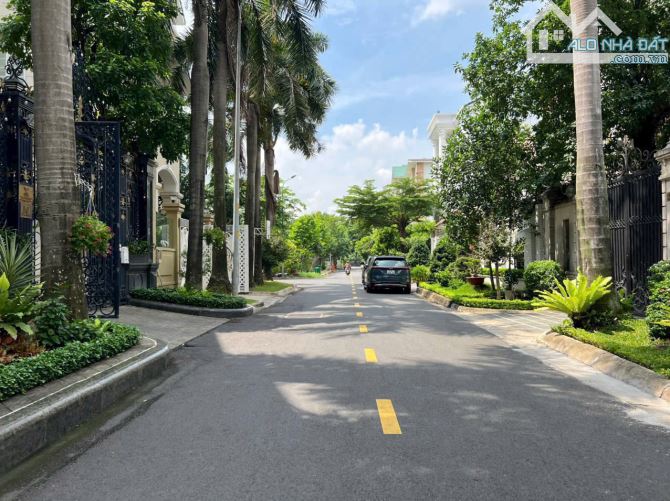 Ngộp! Bán Khuôn Villa Khu River Mark, Trần Não, Quận 2, 15x20, CN 300m2 chỉ 230tr/m2 - 3