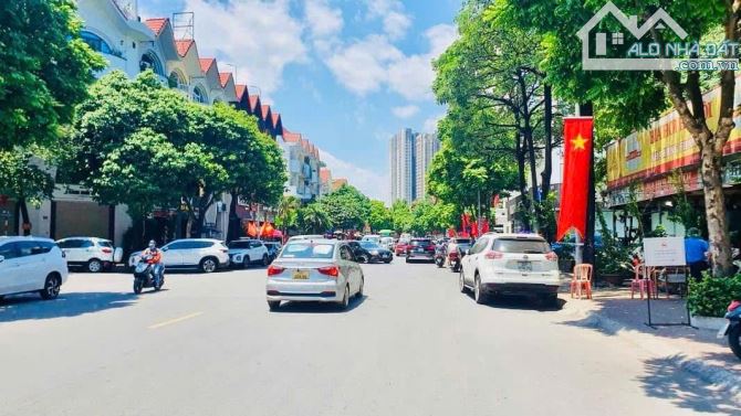 MẶT ĐƯỜNG KHUYỄN KHUYẾN VĂN QUÁN HÀ ĐÔNG PHÂN LÔ VỈ HÈ ĐÁ BÓNG KINH DOANH SẦM UẤT NHÀ 1 MẶ - 4