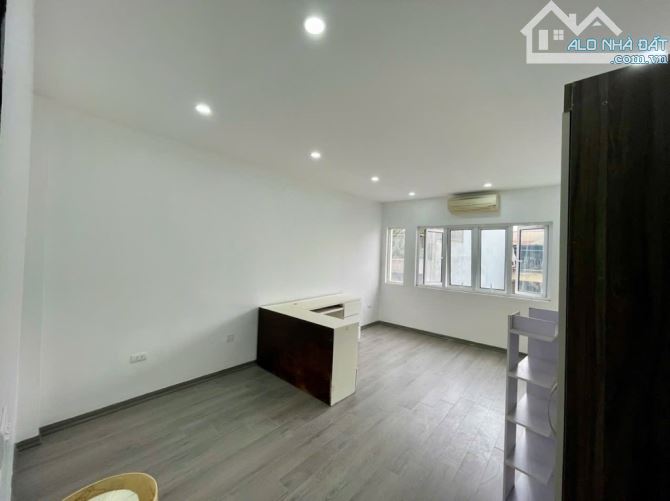 BÁN GẤP NHÀ THẠCH BÀN-  40m2 x 6T -  THANG MÁY - NGÕ NÔNG - Ô TÔ TRÁNH - 4