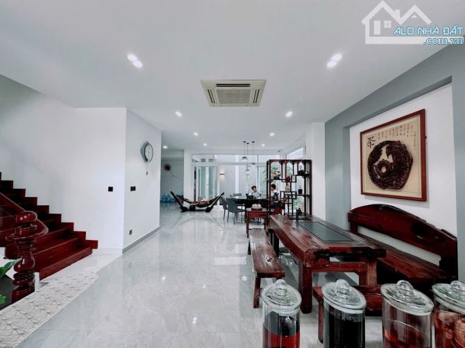 Bán Nhà MT Nguyễn Thị Minh Khai Q.3 - 4x26m - 4 tầng - HĐT 100tr - giá chỉ 40 tỷ.