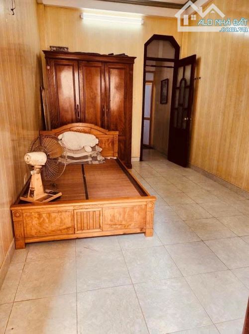 BÁN GẤP NHÀ TÂN MAI ĐẸP LONG LANH SÁT OTO GẦN TRƯỜNG CHỢ 32M2 6 TẦNG CHỈ 4.4 TỶ