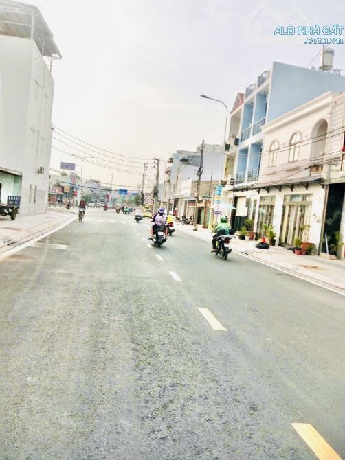Bán Nhà Mặt Tiền Hóc Môn - Phạm Thị Giây- DT(4m x 18m )- 3 Tầng Chỉ 4,63 Tỷ.