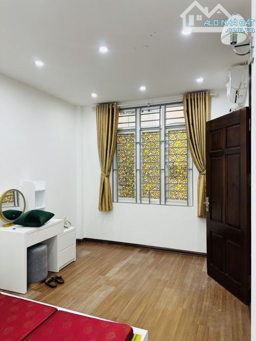 Bán nhà Hoàng Quốc Việt - 7 tỷ nhô - 39m2 x 5 tầng mt 4,2m - ô tô để cạnh, mặt phố gần kề