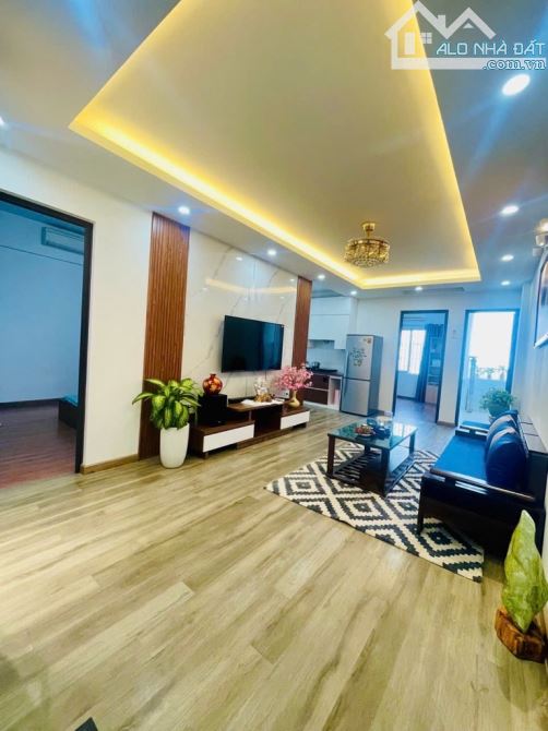 Bán nhà chung cư Nam Trung Yên: 62m2 chỉ 4 tỷ 18 2 ngủ, sổ đỏ lâu dài, nhà đẹp ở luôn, khu