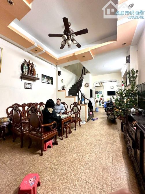 Bán nhà phố Tôn Đức Thắng - Sát phố - oto - 68m2, 5T, MT 5m - Kinh doanh - 19 tỷ 5.