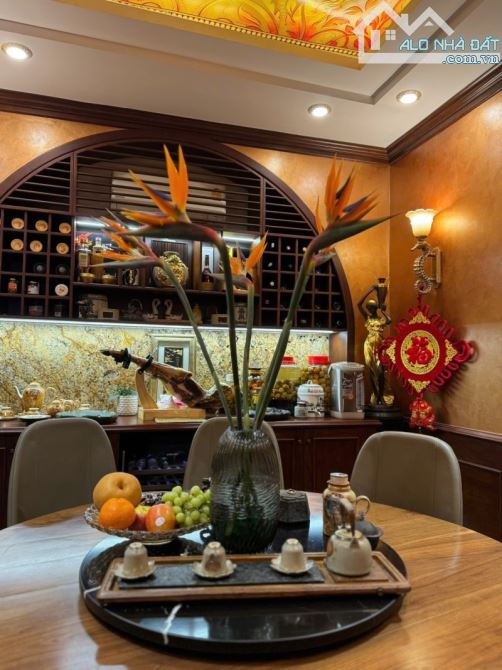 TRUNG TÂM QUẬN ĐỐNG ĐA - MẶT PHỐ - THANG MÁY - VỪA Ở VỪA KINH DOANH - VIEW HỒ