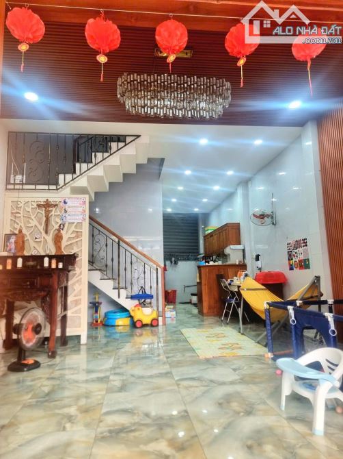 Giá tốt, nhà 3 tầng,4PN hẻm thông, oto ngủ trong sân, hoàn công đủ, cách Lê Văn Việt 100m - 1