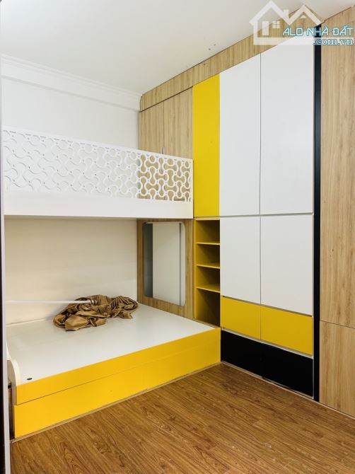 Bán nhà Hoàng Quốc Việt - 7 tỷ nhô - 39m2 x 5 tầng mt 4,2m - ô tô để cạnh, mặt phố gần kề - 1