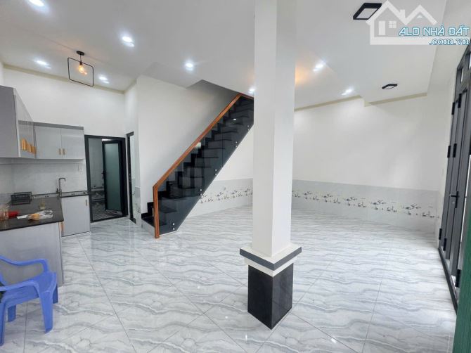 BÁN NHÀ 1 TRỆT 1 LẦU (DTSD: 102M2) SỔ RIÊNG THỔ CƯ 100% NGAY CHỢ TÂN VẠN. GIÁ CHỈ 1,970 TỶ - 1