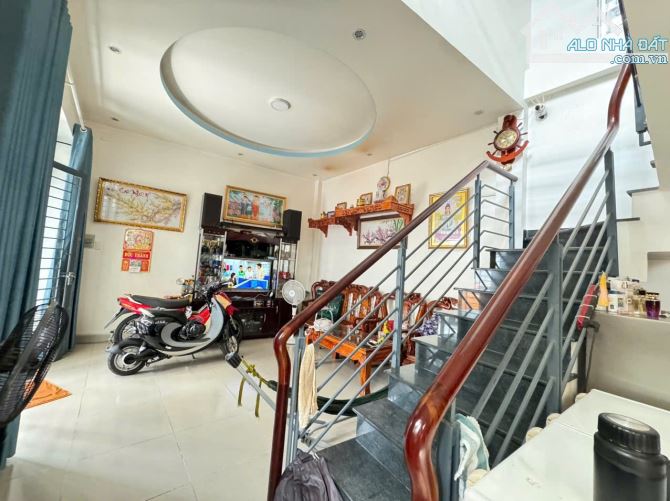 Bán nhà đẹp hẻm xe tăng - 62m2, 2 tầng, Lã Xuân Oai - Chỉ 5.6 tỷ - 1