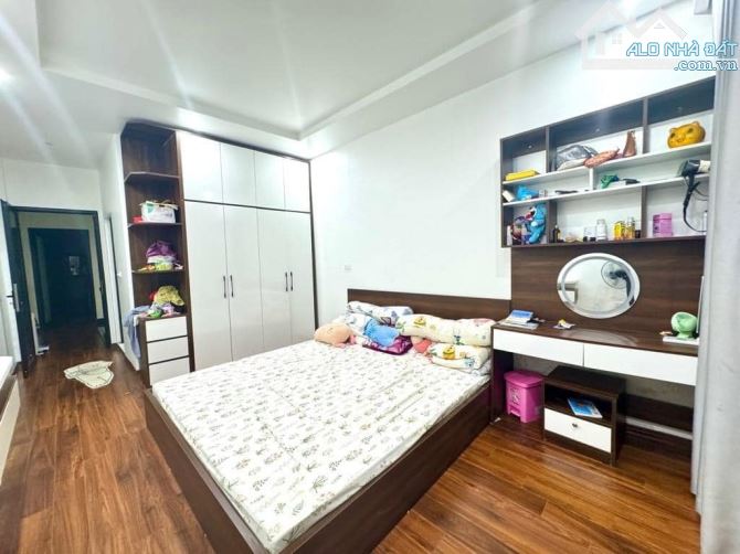 Bán Nhà Trích Sài HỒ TÂY - 38m- Mặt Hồ Tây- Kinh Doanh Sâm Uất- 3 Mặt Thoáng- Ô Tô Đỗ - 2