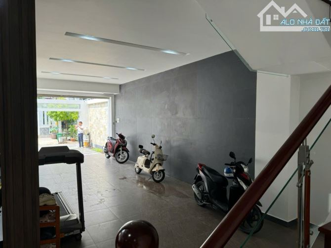 Bán Nhà MT Nguyễn Thị Minh Khai Q.3 - 4x26m - 4 tầng - HĐT 100tr - giá chỉ 40 tỷ. - 2