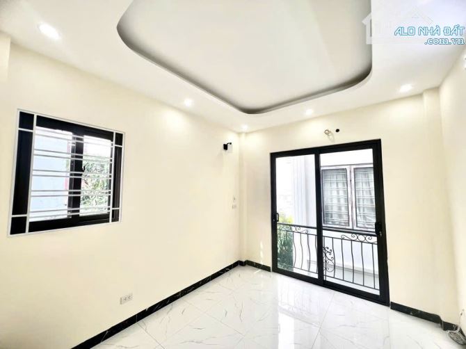 HIẾM - NGUYỄN VĂN CỪ - LONG BIÊN - 1P SANG PHỐ - OTO - 37M2 - 5 TẦNG - 6TY5 - 2