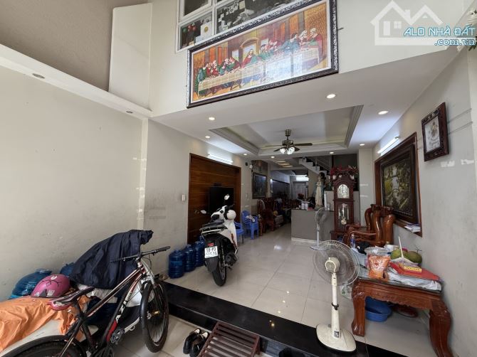 CẦN BÁN CĂN NHÀ 5 TẦNG, NGAY KHU VIP NGUYỄN HỒNG ĐÀO TÂN BÌNH,KHU AN NINH HẺM 12mét - 2