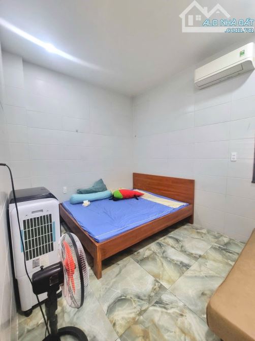 Giá tốt, nhà 3 tầng,4PN hẻm thông, oto ngủ trong sân, hoàn công đủ, cách Lê Văn Việt 100m - 3