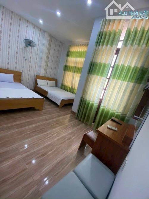 Bán nhà nghỉ 4 tầng 7 phòng kinh doanh gần. Biển bãi sau giá 7 tỷ - 3