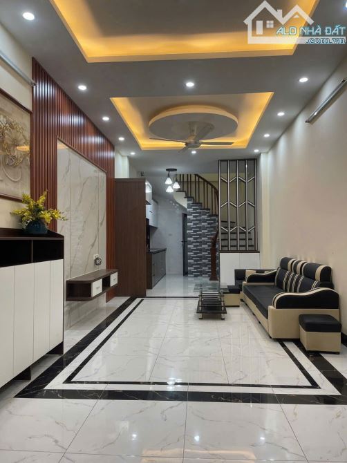 HIẾM - NGUYỄN VĂN CỪ - LONG BIÊN - 1P SANG PHỐ - OTO - 37M2 - 5 TẦNG - 6TY5 - 3