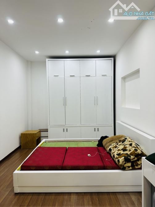 Bán nhà Hoàng Quốc Việt - 7 tỷ nhô - 39m2 x 5 tầng mt 4,2m - ô tô để cạnh, mặt phố gần kề - 3