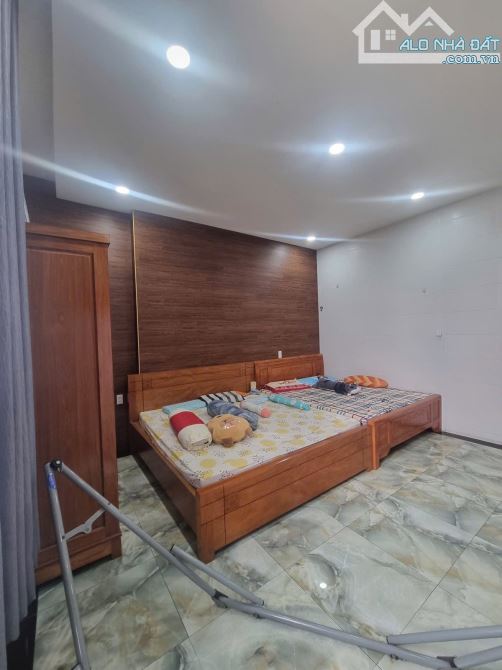 Giá tốt, nhà 3 tầng,4PN hẻm thông, oto ngủ trong sân, hoàn công đủ, cách Lê Văn Việt 100m - 4