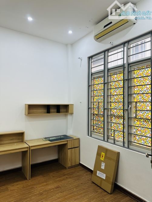 Bán nhà Hoàng Quốc Việt - 7 tỷ nhô - 39m2 x 5 tầng mt 4,2m - ô tô để cạnh, mặt phố gần kề - 4