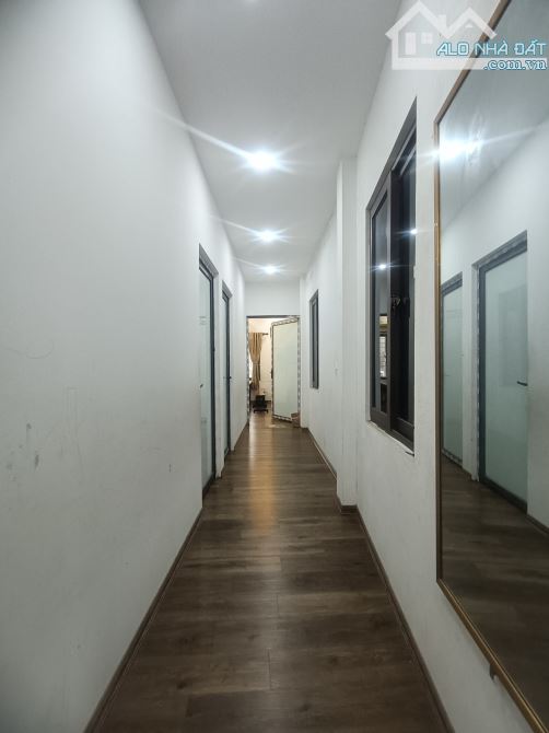 BÁN NHÀ MẶT HỒ VIEW HỒ HOÀNG CẦU SIÊU ĐẸP - Ô TÔ VÀO NHÀ – 75M2 X 3 TẦNG CHỈ 35 TỶ - 4