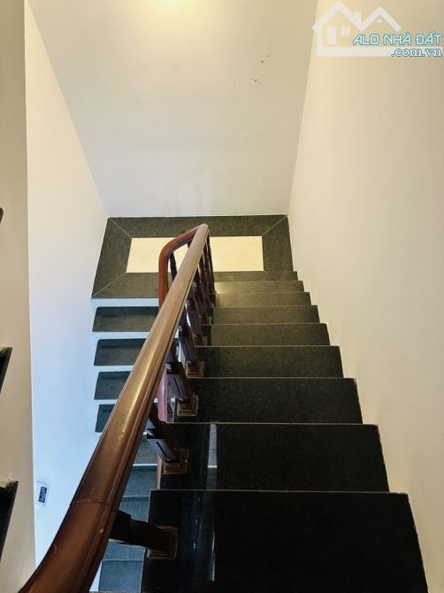 Bán nhà Hoàng Quốc Việt - 7 tỷ nhô - 39m2 x 5 tầng mt 4,2m - ô tô để cạnh, mặt phố gần kề - 5