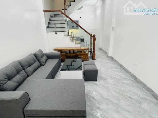Bán gấp nhà phân lô Trần Quốc Hoàn 40m2, 4t, ô tô tránh, dừng đỗ, kinh doanh