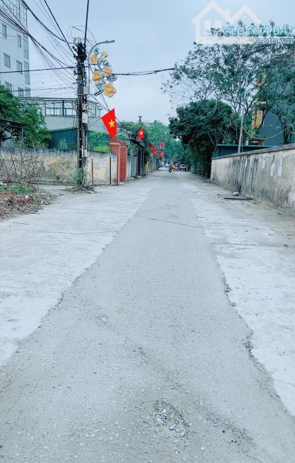 Bánn đất đấu zá đẹp vỉa hè rộng ô tô tránh phóng vù vù 100m Vân Nội zá rẻ