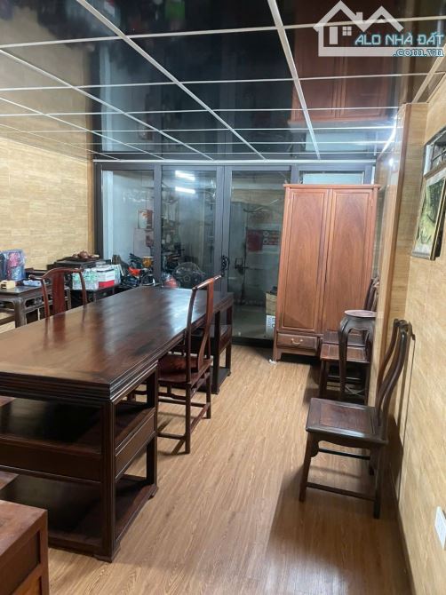 Nhà đẹp Gia Thuỵ, Nguyễn Văn Cừ DT 55m2, vỉa hè lớn, ô tô dừng đỗ ngày đêm, kinh doanh.