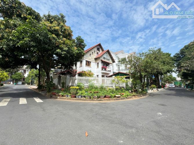 Bán gấp biệt thự 2 MT VIP khu River Mark Trần Não Quận 2. 300m2. GIá 100 tỷ