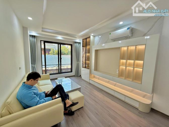 Nhà đẹp! Siêu phẩm Đội Cấn 32m2, thang máy vù vù, xây mới tinh, gần phố, đẹp long lanh