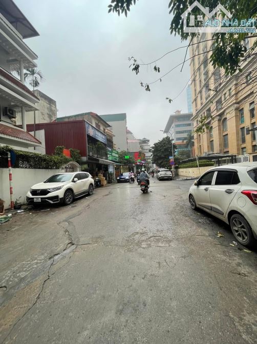 Siêu phẩm Hoàng Cầu - nhà 7 tầng thang máy - Trước nhà 3 ô tô tránh