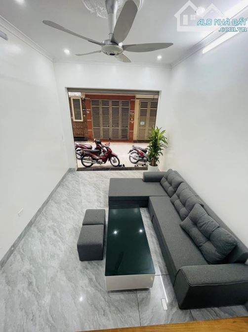 Bán gấp nhà phân lô Trần Quốc Hoàn 40m2, 4t, ô tô tránh, dừng đỗ, kinh doanh - 2