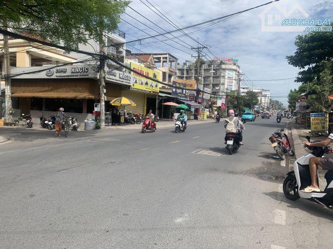 Nhà cấp 4 Mặt tiền Hoàng Hữu Nam Q9 ngang bề thế 8m KD buôn bán 200m2 - 2