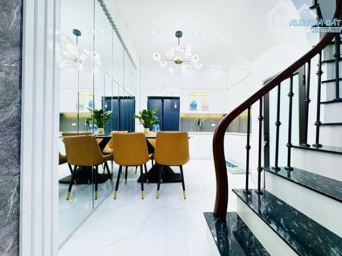 Bán nhà phố Hoa Bằng. Cầu Giấy DT 34m x 6. Mặt tiền 3.4m - 3