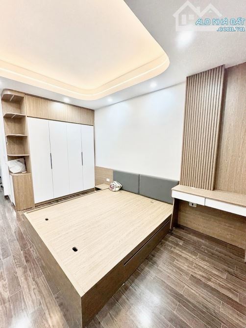 Lõi Cầu Giấy , 50m2 , 6 tầng , ô chờ thang máy , kinh doanh , ôtô qua nhà . Hơn 15 tỷ . - 5