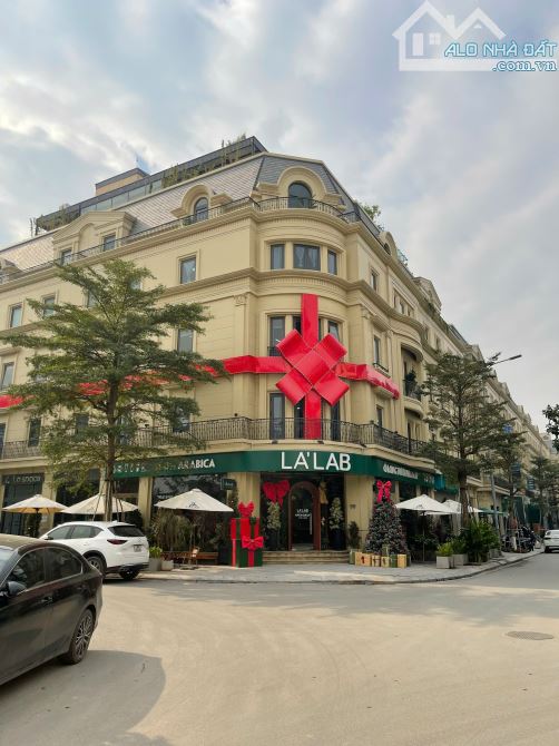 Cho thuê liền kề dự án De Charme 214 Nguyễn Xiển.DT : 85 M * 5 Tầng . MT : 6 M . Thông sàn