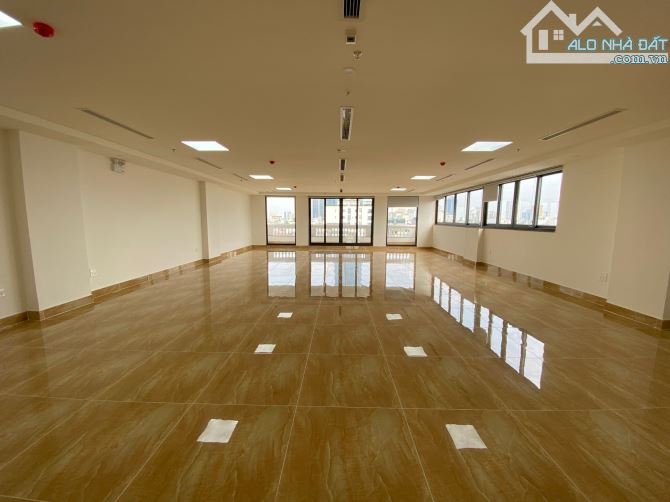 Cho thuê nhà phân lô tại Cự Lộc – Royal City . DT : 120 M * 6 Tầng . MT : 7 M . Thông sàn. - 2