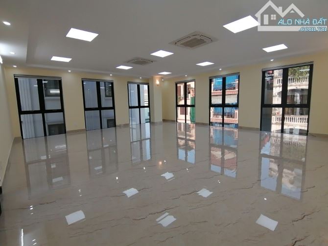 Cho thuê liền kề dự án De Charme 214 Nguyễn Xiển.DT : 85 M * 5 Tầng . MT : 6 M . Thông sàn - 5