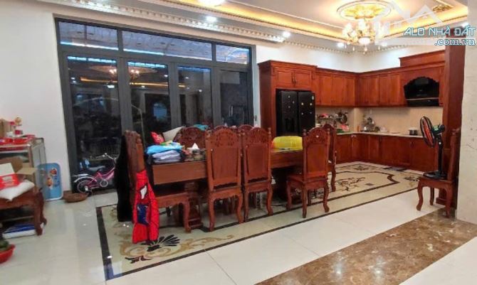 Biệt thự góc mặt tiền, view sông Vàm Thuật, dt gần 300m2, Quận 12 - 1