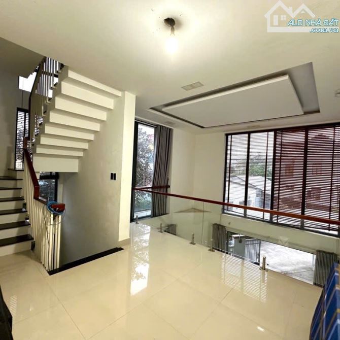 102m2 nhà 3 tầng Khu Trung tâm Sầm Uất bậc nhất Huế mặt tiền Phùng Chí Kiên giá chỉ 6.2 tỉ - 2