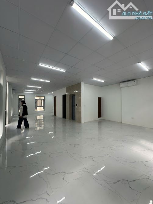 Cho thuê văn  phòng Him Lam Vạn phúc , diện tích 100 m2, 2 mặt thoáng, sàn đẹp như ảnh