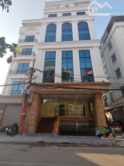 Cho thuê shophouse Vinhome Hàm Nghi. DT : 90 M * 5 Tầng . MT :6 M.Thông sàn, Thang máy.