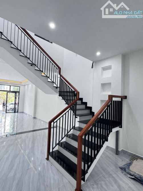 BÁN NHÀ 3 TẦNG ĐƯỜNG LÝ ĐẠO THÀNH. DIỆN TÍCH 100m2. HƯỚNG TÂY BẮC