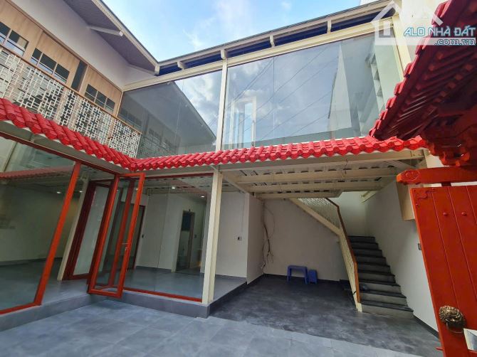 CHO THUÊ VP NHÀ MẪU NHẬT BẢN - 10M x 13M VUÔNG ĐẸP - Ô TÔ ĐẾN CỬA.