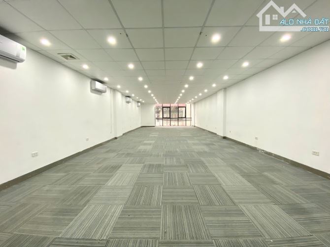 Hoàng Cầu - Sàn 100m² 20 triệu thông từ trước ra sau, ốp kính hiện đại