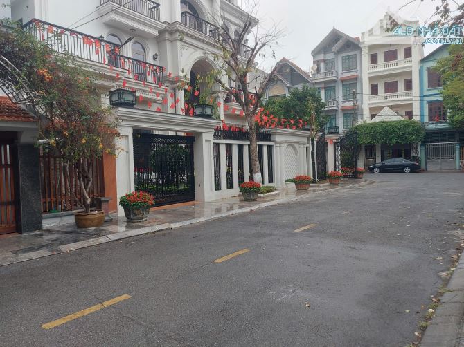 Bán căn góc Biệt thự siêu vip mặt hồ điều hòa dabaco DT 220m2,MT12m,hướng TN, giá 32 tỷ