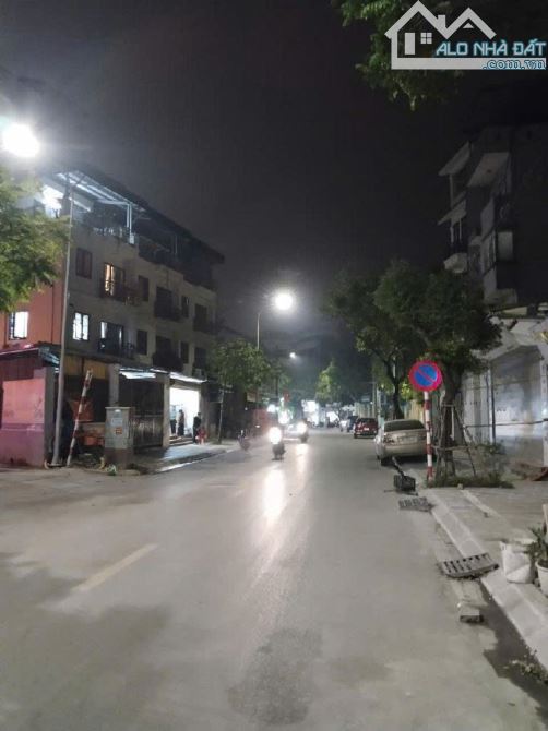 BÀN NHÀ PHÂN LÔ TÂY HỒ - 3 Ô TÔ TRÁNH NHAU -  KINH DOANH ĐỈNH