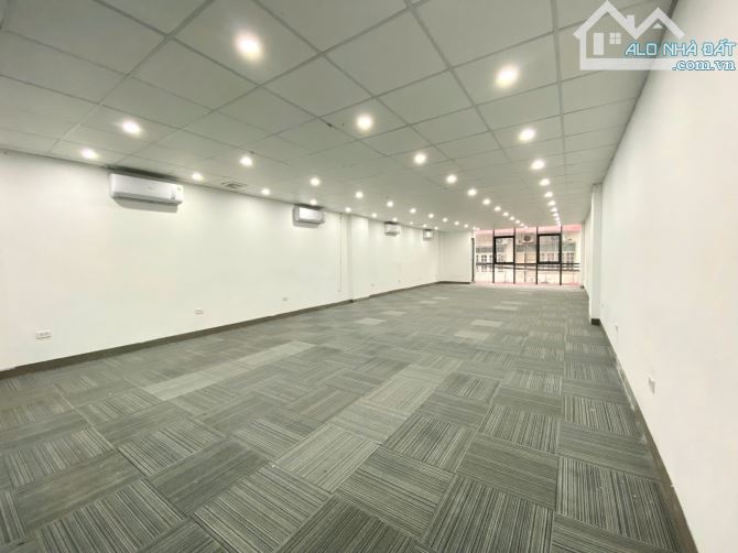 Hoàng Cầu - Sàn 100m² 20 triệu thông từ trước ra sau, ốp kính hiện đại - 2